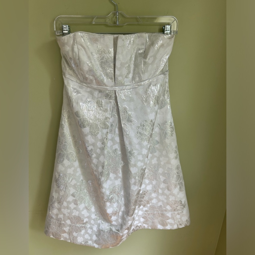 Shoshanna sleeveless party dress in white and silver lame thread. Beautiful.Sz 2